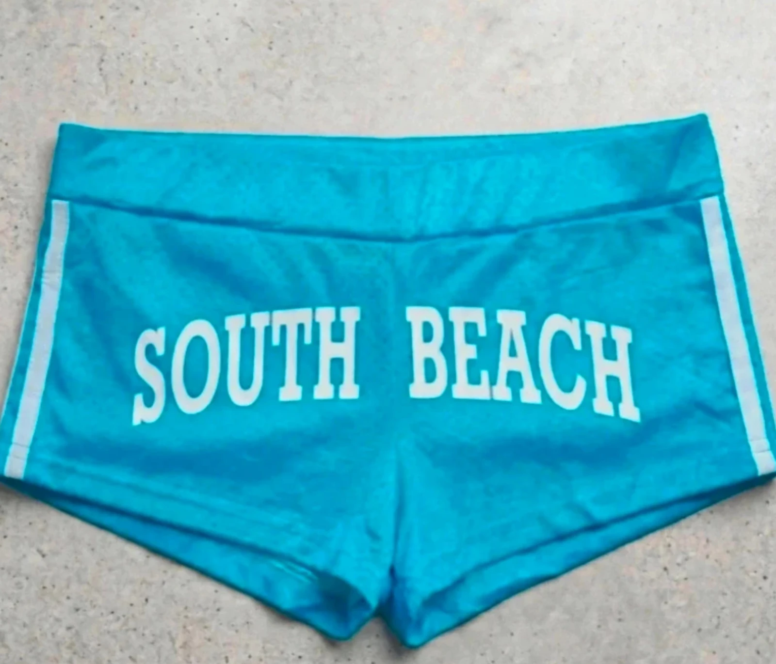 Sportieve damesshorts, maat M, met een modern en comfortabel ontwerp. – photo 3